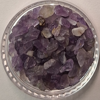 Der Amethyst, ein violetter Quarz, steht symbolisch für Ruhe, Klarheit und Spiritualität; sein Name stammt vom griechischen "amethystos" ("nicht betrunken"), da man ihm nachsagte, vor Trunkenheit zu schützen und geistige Klarheit zu bewahren. Er wird als Heilstein zur Stresslinderung, zur Förderung der Intuition, als Schutzstein gegen negative Energien und zur Unterstützung von Transformation genutzt und ist der Geburtsstein für den Februar.