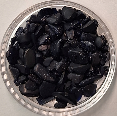 Blaufluss ist ein synthetischer Glasstein, der in der Heilsteinlehre für Klarheit, Kommunikation, Inspiration und Selbstakzeptanz steht; er soll die Fähigkeit fördern, sich authentisch auszudrücken, innere Ruhe bringen und negative Gedanken vertreiben, indem er das Halschakra anspricht und die Intuition stärkt.