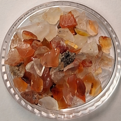 Carneol (oder Karneol) ist ein orange-roter Chalcedon, der traditionell für Vitalität, Mut, Tatkraft, Kreativität und Selbstbewusstsein steht, oft als „Sonnenstein“ bezeichnet, der positive Energie spendet, emotionale Blockaden löst und die Lebensfreude steigert; er wurde schon im alten Ägypten als Schutzstein gegen negative Energien geschätzt und ist verbunden mit dem Sakral- und Solarplexus-Chakra, um schöpferische und erdende Kraft zu fördern.