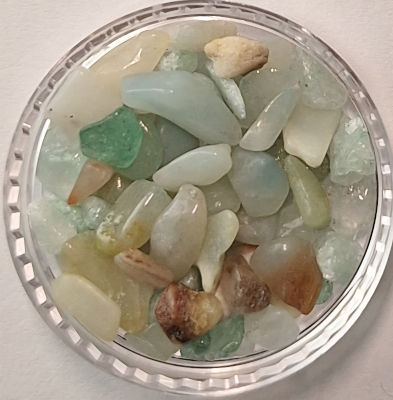 Chrysopras (griechisch für „Goldlauch“) ist ein seltener, leuchtend grüner Edelstein (eine Varietät von Chalcedon), der für seine Farbe (durch Nickel-Beimengungen) bekannt ist und in der Edelsteinheilkunde mit Hoffnung, Heilung, Optimismus, Liebe und Neuanfang assoziiert wird, sowie als Stein der Harmonie gilt, der Vertrauen stärkt und emotionale Blockaden löst. Er symbolisiert innere Stärke, wirkt entgiftend, beruhigend und hilft bei Liebeskummer oder Eifersucht.