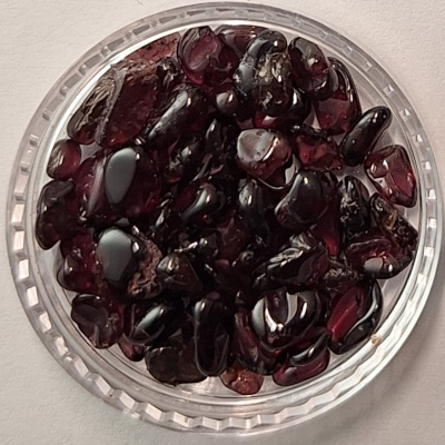 Der Granat symbolisiert Leidenschaft, Liebe, Treue, Mut und Vitalität; er steht für Neuanfänge, Fülle und ist als Januar-Geburtsstein mit Energie und Lebenskraft verbunden, soll Stress lindern und Selbstwertgefühl stärken, und wird als Talisman für Schutz und innere Stärke getragen. Der Name kommt vom lateinischen Wort für "Kern" oder "Samen" (granatus), was auf seine Ähnlichkeit mit Granatapfelkernen verweist und Fülle symbolisiert.