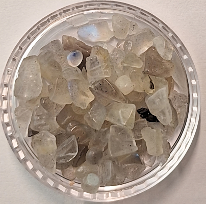 Labradorit ist ein Schutzstein, der Intuition, Transformation und inneren Frieden fördert, indem er negative Energien abwehrt und das Bewusstsein erweitert, oft verbunden mit dem Hals-, Stirn- und Kronenchakra, um Klarheit, Selbstvertrauen und die Verbindung zur Spiritualität zu stärken, weshalb er als Stein der Magie und des Wandels gilt, der besonders bei Schütze, Löwe, Fische, Zwillinge und Krebs-Geborenen beliebt ist.