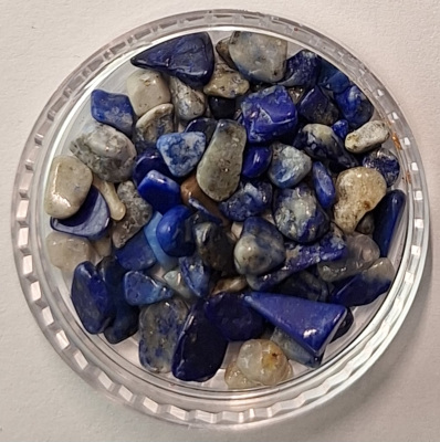 Lapislazuli (lateinisch: blauer Stein) ist ein tiefblaues Gestein, das seit der Antike für seine Schönheit und symbolische Bedeutung geschätzt wird, die Weisheit, Wahrheit, spirituelle Erkenntnis und innere Harmonie repräsentiert, oft mit goldenen Pyrit-Einschlüssen, die wie Sterne funkeln. Er gilt als "Tor zur Spiritualität", hilft, die eigene Wahrheit auszudrücken, und wird in der Esoterik zur Förderung der Intuition und Kommunikation eingesetzt, während er in der Kunst als wertvolles Pigment (Ultramarin) diente.
