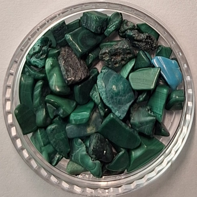 Malachit ist ein leuchtend grüner Edelstein, der seit der Antike für seine symbolische Bedeutung für Transformation, Schutz und innere Balance geschätzt wird, oft verbunden mit dem Herzchakra, um Liebe, Mitgefühl und die Verarbeitung von Emotionen zu fördern.