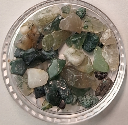 Der Moosachat ist ein Chalcedon-Stein, bekannt für seine grünen, moosartigen Einschlüsse, der Symbol für Naturverbundenheit, Wachstum, innere Ruhe und Erdung ist. Er gilt als Talisman für Harmonie, Stabilität und einen klaren Geist, hilft beim Loslassen von Belastungen, stärkt das Selbstbewusstsein und unterstützt die emotionale Balance und Heilung. Spirituell wird er oft dem Herzchakra zugeordnet, fördert neue Anfänge und hilft bei der Überwindung alter Muster.