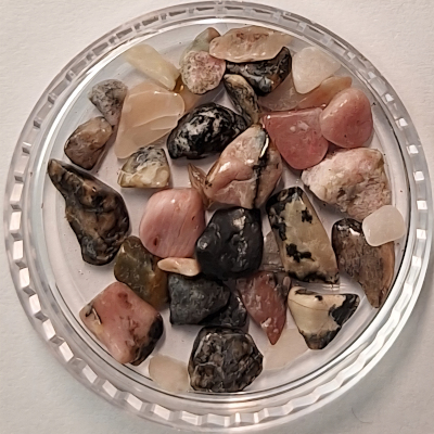 Der Ozeanjaspis (auch Ozeanachat/Chalcedon) ist ein Heilstein, der Erneuerung, Gelassenheit und Lebensfreude symbolisiert, indem er an die Zyklen des Lebens erinnert. Er soll emotionalen Stress und Anspannung lindern, innere Ruhe fördern, Blockaden lösen und eine positive, liebevolle Lebenseinstellung unterstützen. Als Stein der Harmonie und Regeneration hilft er, im Fluss des Lebens zu bleiben, Altes loszulassen und neue Chancen zu begrüßen, oft verbunden mit dem Herzchakra.