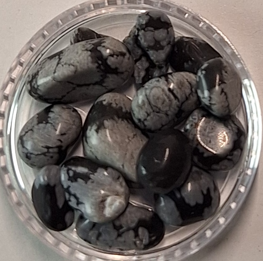 Schneeflocken-Obsidian symbolisiert Schutz, Erdung und innere Balance, indem er Licht und Schatten vereint; er hilft, Blockaden zu lösen, die Intuition zu stärken, aus Fehlern zu lernen und neue Kraft für Selbstannahme und Spiritualität zu schöpfen, indem er Ruhe im Chaos findet und die eigene Wahrheit erkennt. 