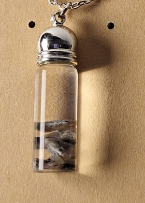 Yooperlite im Glas-Kettenanhänger, Steine leuchten unter UV-Licht
